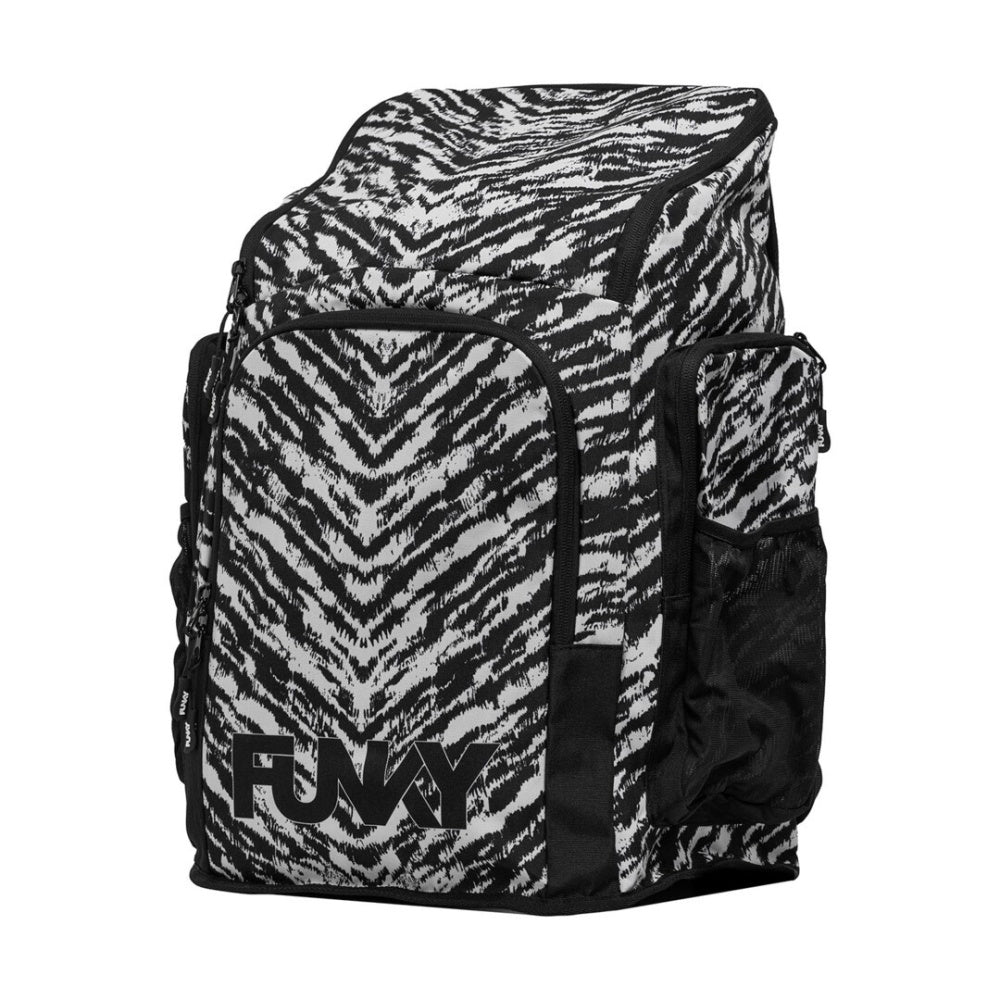 Sac à dos de natation spacieux avec bretelles rembourrées et compartiments de rangement pour équipement aquatique.